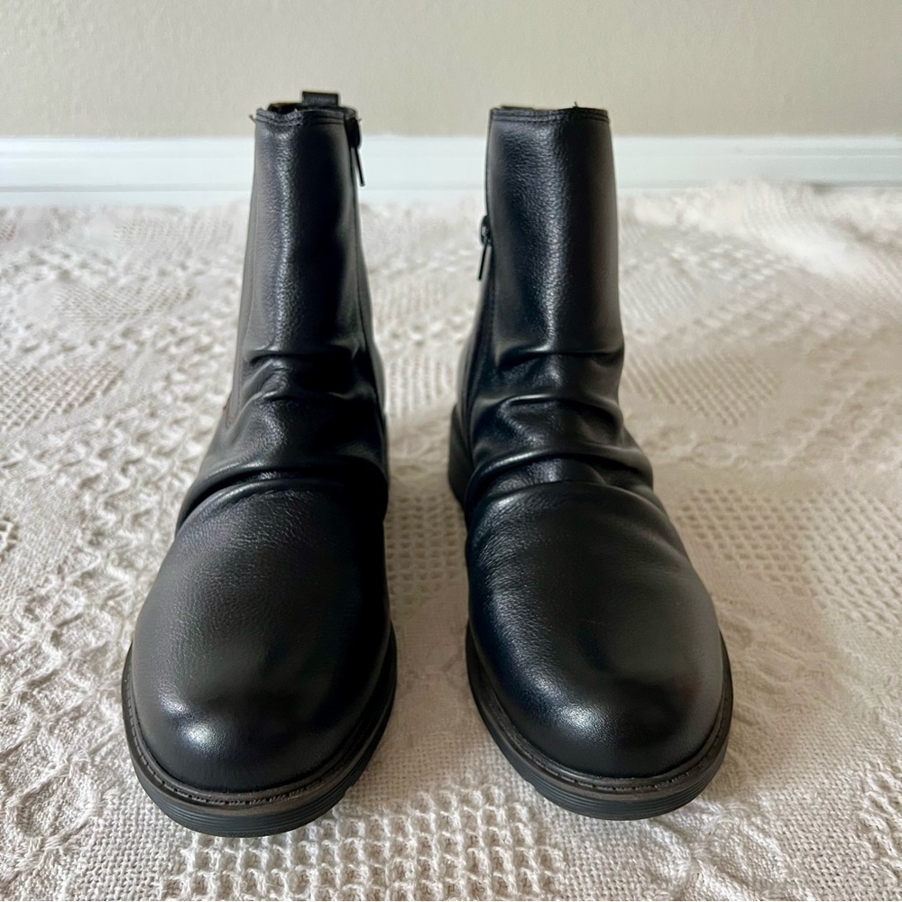 Clarks Collection Hearth Love Pebbled Black Leather Ankle Boots Size 10 Comfort - Picture 2 of 13